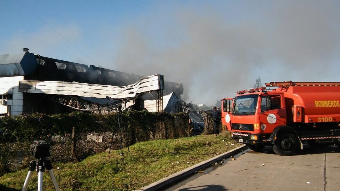 Voraz incendio en Garín: Trabajaron 20 dotaciones de bomberos de Escobar y Campana  