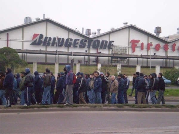 Paro de trabajadores de Bridgestone por rechazo a nuevos despidos en Lomas de Zamora