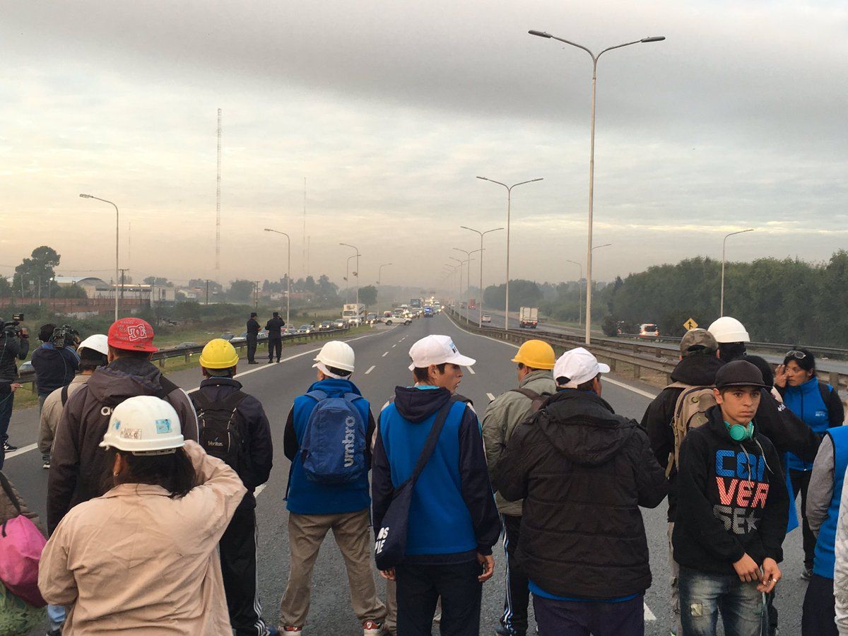 Corte y protesta en Camino del Buen Ayre: Trabajadores alertan por 2 mil despidos
