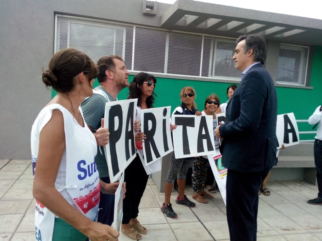 Paro docente: Esteban Bullrich dialogó con docentes que protestaban en Necochea