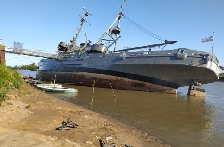 Video: Por la bajante del río Paraná, se escoró el buque museo ARA Irigoyen