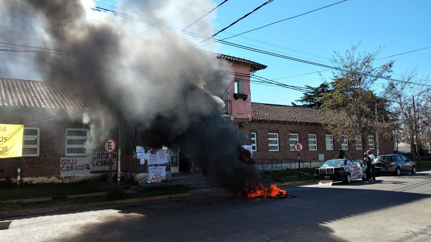 En reclamo por distintas causas, manifestantes quemaron varios neumáticos en la puerta de la fiscalía de Olavarría