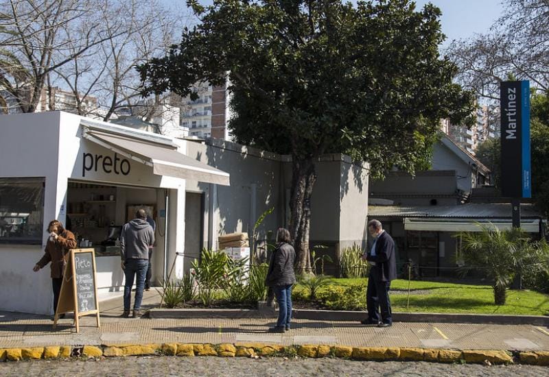 Cuarentena bonaerense: En San Isidro autorizan bancos para consumir al aire libre en bares, cafés y restaurantes