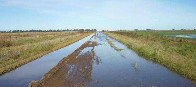 Caminos rurales inundados: Denuncian 290 canalizaciones clandestinas