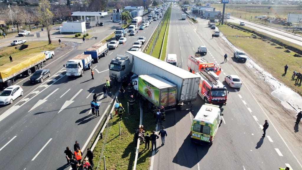 Derrame de combustible tras accidente en Panamericana, altura Campana: Una mujer fue trasladada en ambulancia