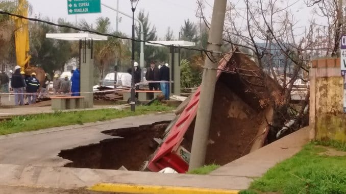 Un camión cayó en un "cráter" gigante en Berazategui