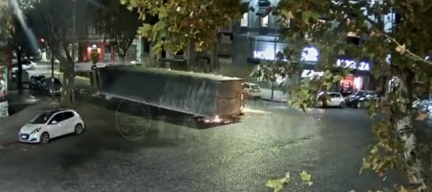 La Plata: Camión iba a máxima velocidad y terminó volcado