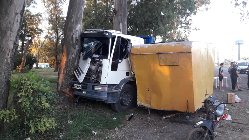 Video: En Rojas un chofer estacionó el camión, marchó solo y chocó un carrito de comidas en la ruta