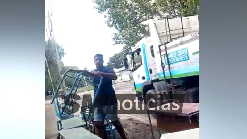 Video: Denuncian que camiones de "Mario Ishii" desalojaron la Escuela N°20 de José C. Paz