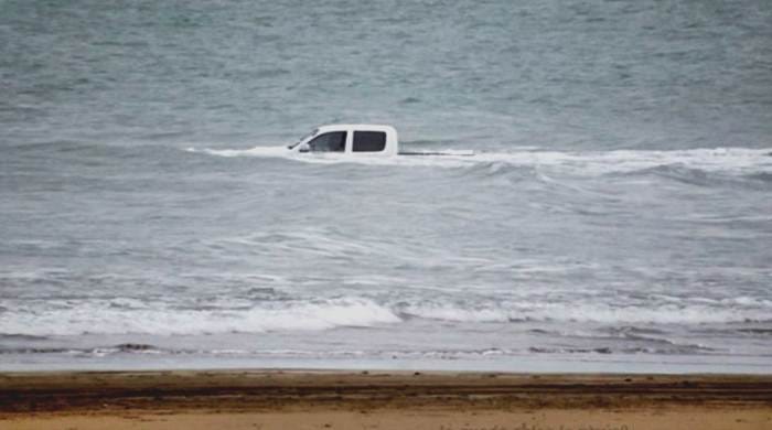 Necochea: Se metió 200 metros en el mar con su camioneta