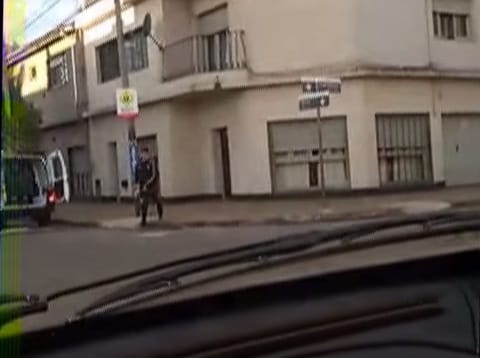 Video: Escrachan móvil del municipio de Morón robando afiches opositores