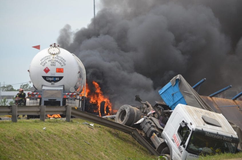 Fatal accidente con un camión con gas butano en Campana: Dos muertos