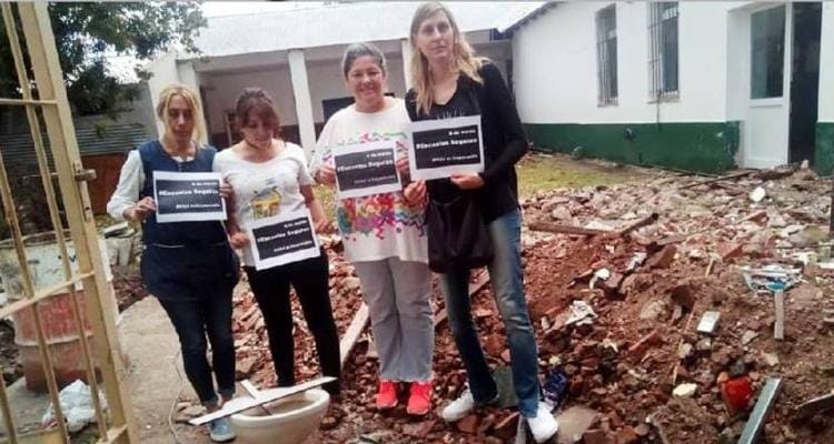 Papelón: Docentes piden "escuelas seguras" a Vidal paradas sobre una obra en construcción y las descubrieron