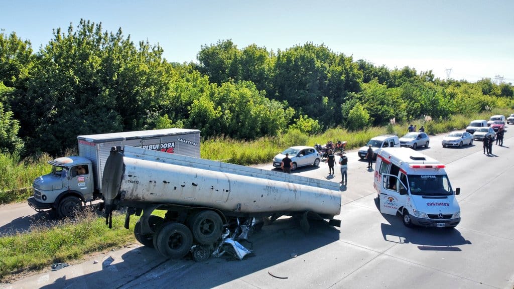 Campana: Cisterna sin frenos aplastó un auto en autovía 6 y murió el conductor