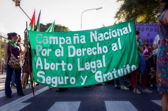 "Pañuelazo" en reclamo a la legalización del aborto en La Plata, Tandil y la Quinta de Olivos