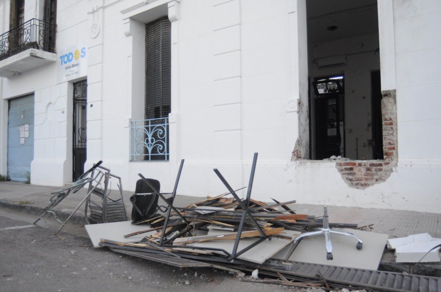 Ofrecen 1 millón a quien brinde datos del atentado al local de La Cámpora en Bahía Blanca