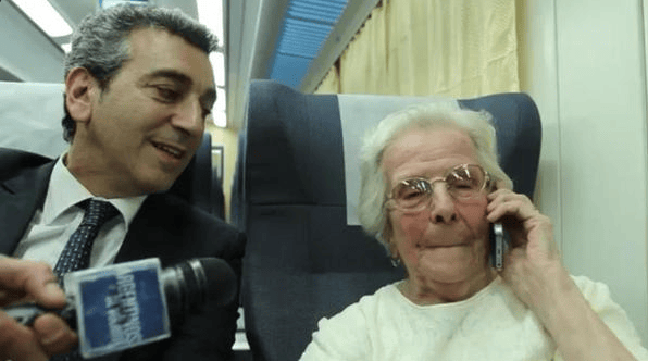 Video: La charla entre Cristina y una pasajera del nuevo tren a Mar del Plata