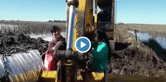 Video: La particular forma de cruzar un camino inundado de dos maestras en Daireaux