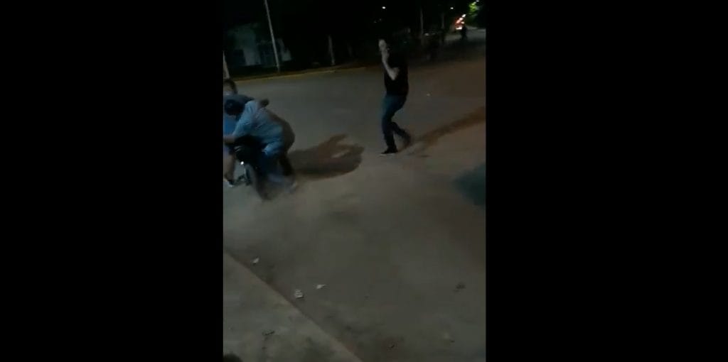 El insólito video del Intendente de San Vicente que salió a "cazar" motociclistas por la noche