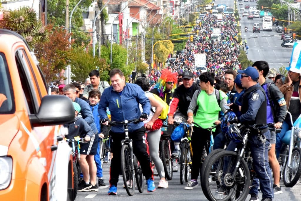 Caravana de la Primavera: El intendente Montenegro se subió a su bicicleta y participó del evento multitudinario
