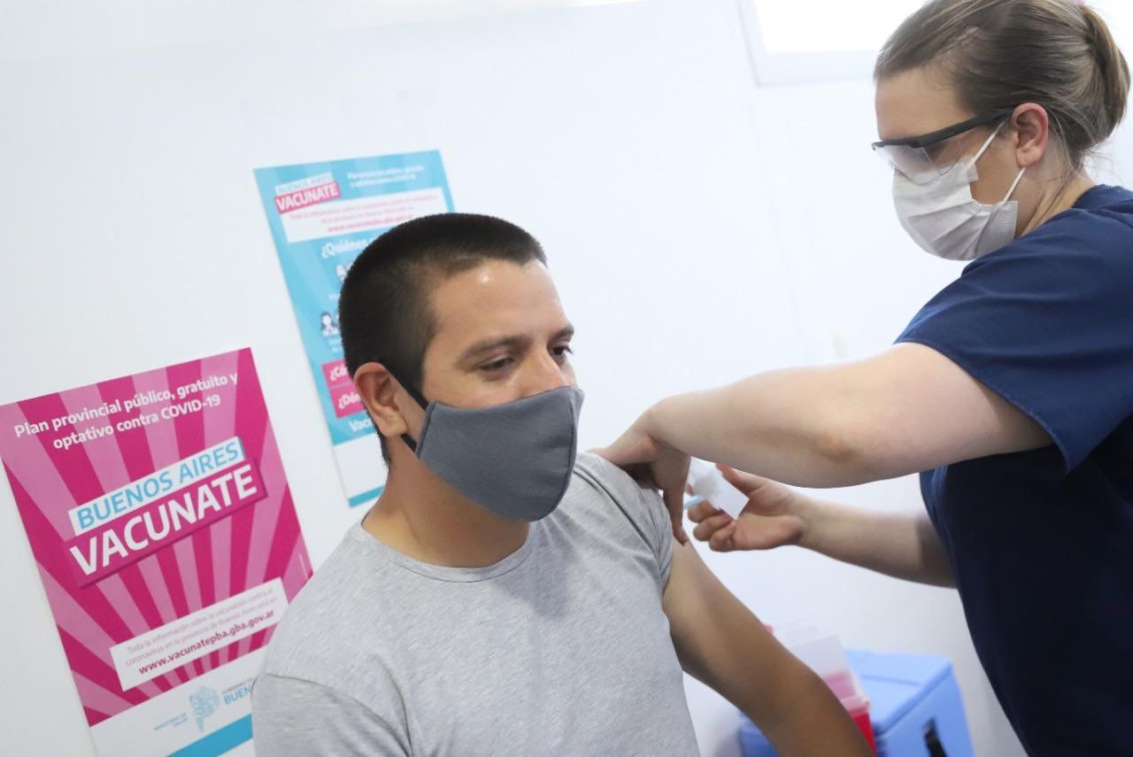 Otro intendente bonaerense le “puso el hombro” a la vacuna contra el COVID-19