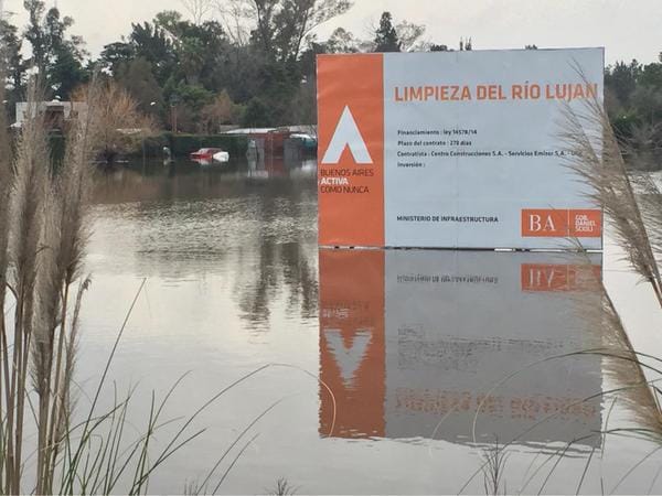 Inundación en Luján: El cartel de la gestión Scioli tapado por el agua 