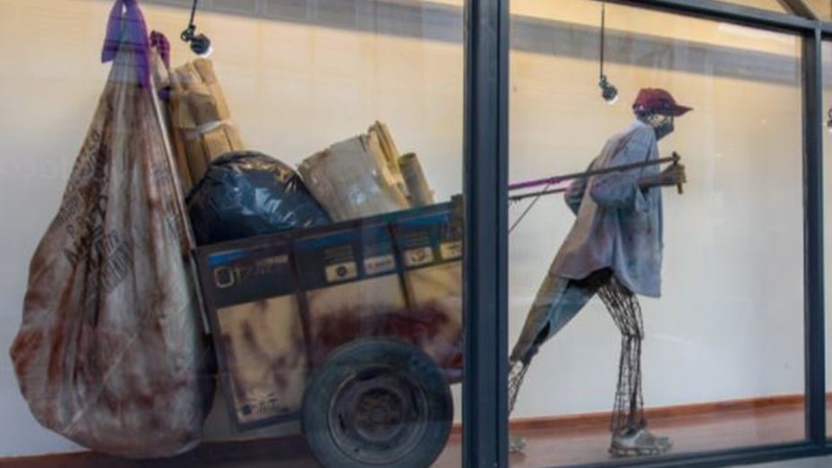 Polémica en redes sociales por una muestra de arte en San Martín con esculturas de personas en situación de calle
