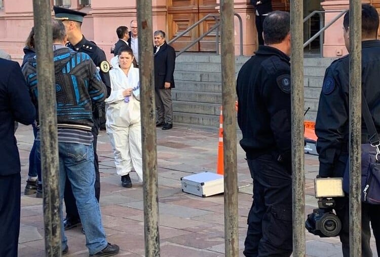 Detienen a un hombre armado que quiso ingresar a ver al Presidente Macri en Casa Rosada