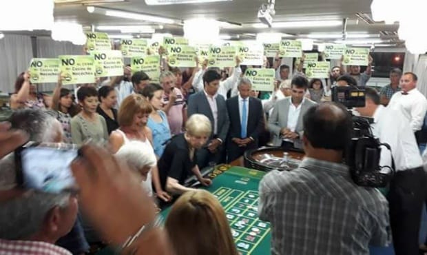 Trabajadores de casinos de Provincia en alerta: Acusan a Vidal por cierre de fuentes laborales