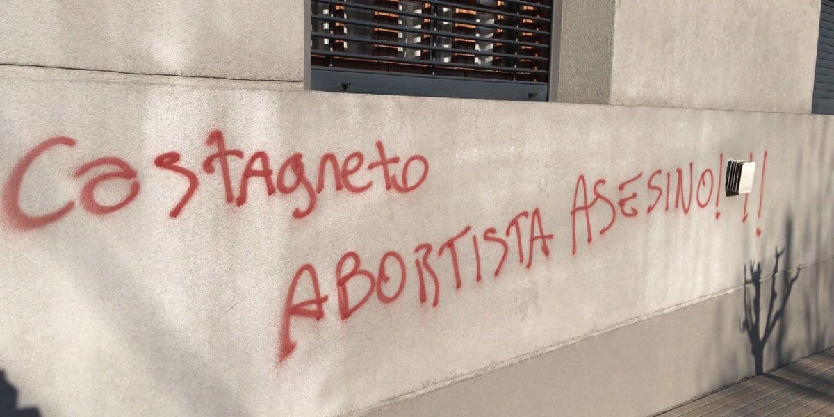 El diputado Castagneto denunció aparición de pintadas en su casa: "Abortista asesino"