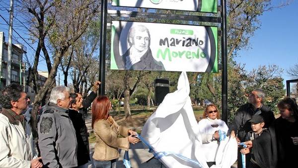 Papelón: Ferraresi inauguró la Plaza Moreno con una imagen de Castelli