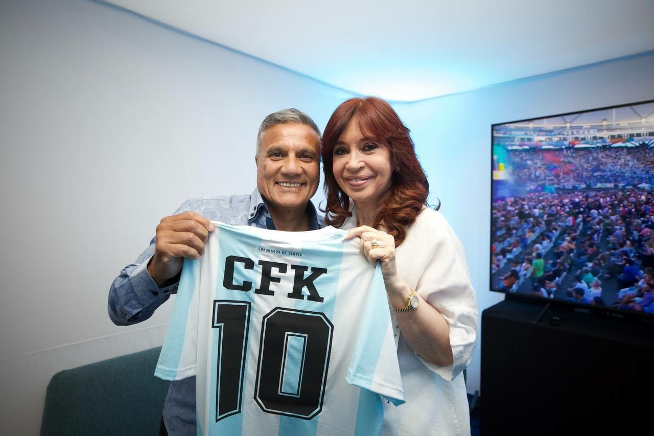 Un campeón del mundo fue a “bancar” a Cristina Kirchner
