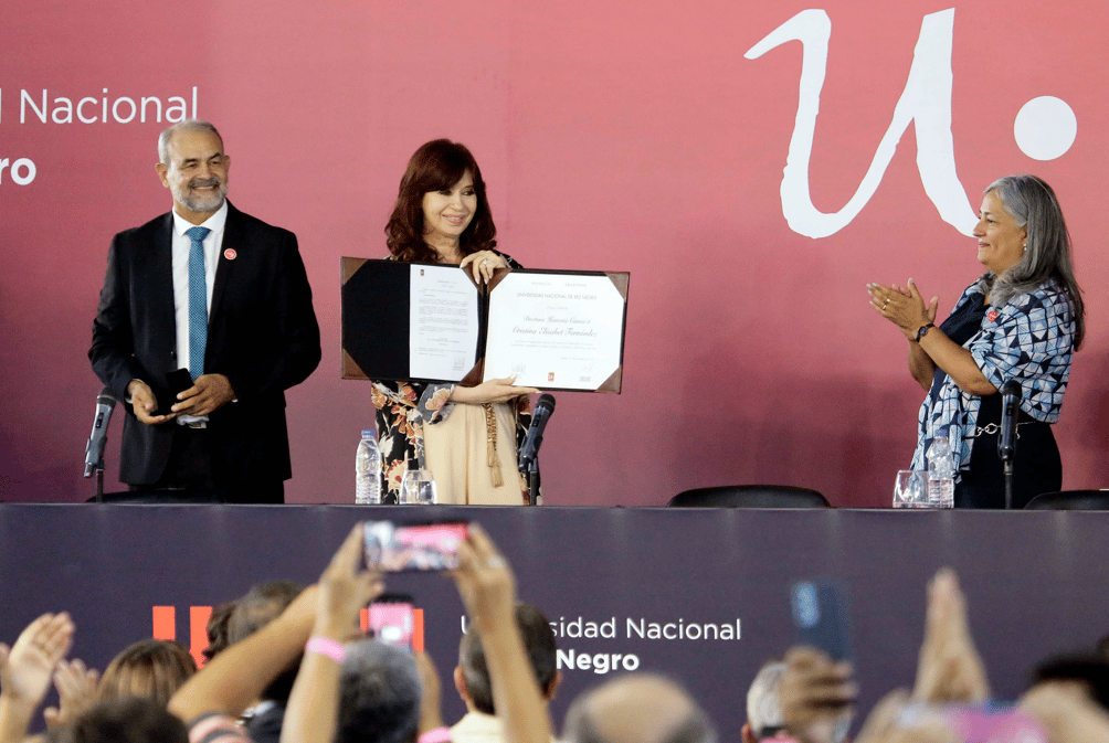 "Estamos sin moneda", alertó Cristina Kirchner en la Universidad de Río Negro, y volvió a cargar contra la Justicia