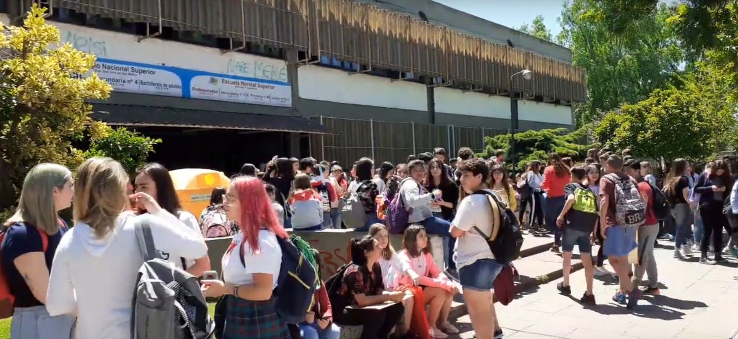 Chacabuco: Protesta de estudiantes por picaduras dentro del Colegio