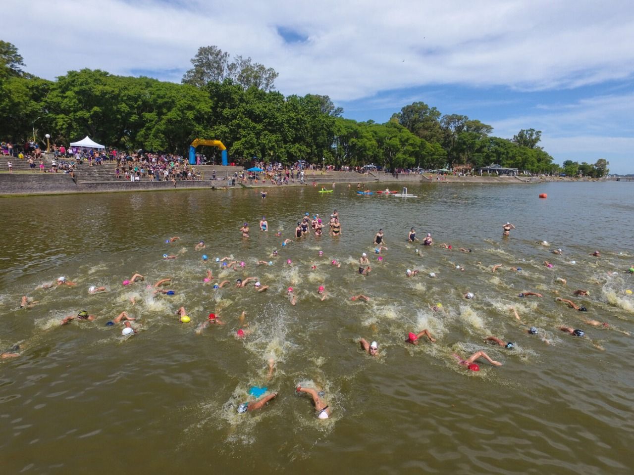 Chascomús repleta de turistas para la competencia que reúne a 900 nadadores y una navegación de barquitos de papel