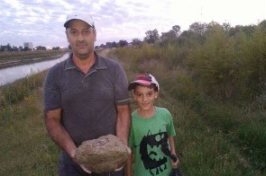 Junín: Tiene 11 años, encontró fósiles de animales prehistóricos y enseña en su escuela cómo preservarlos