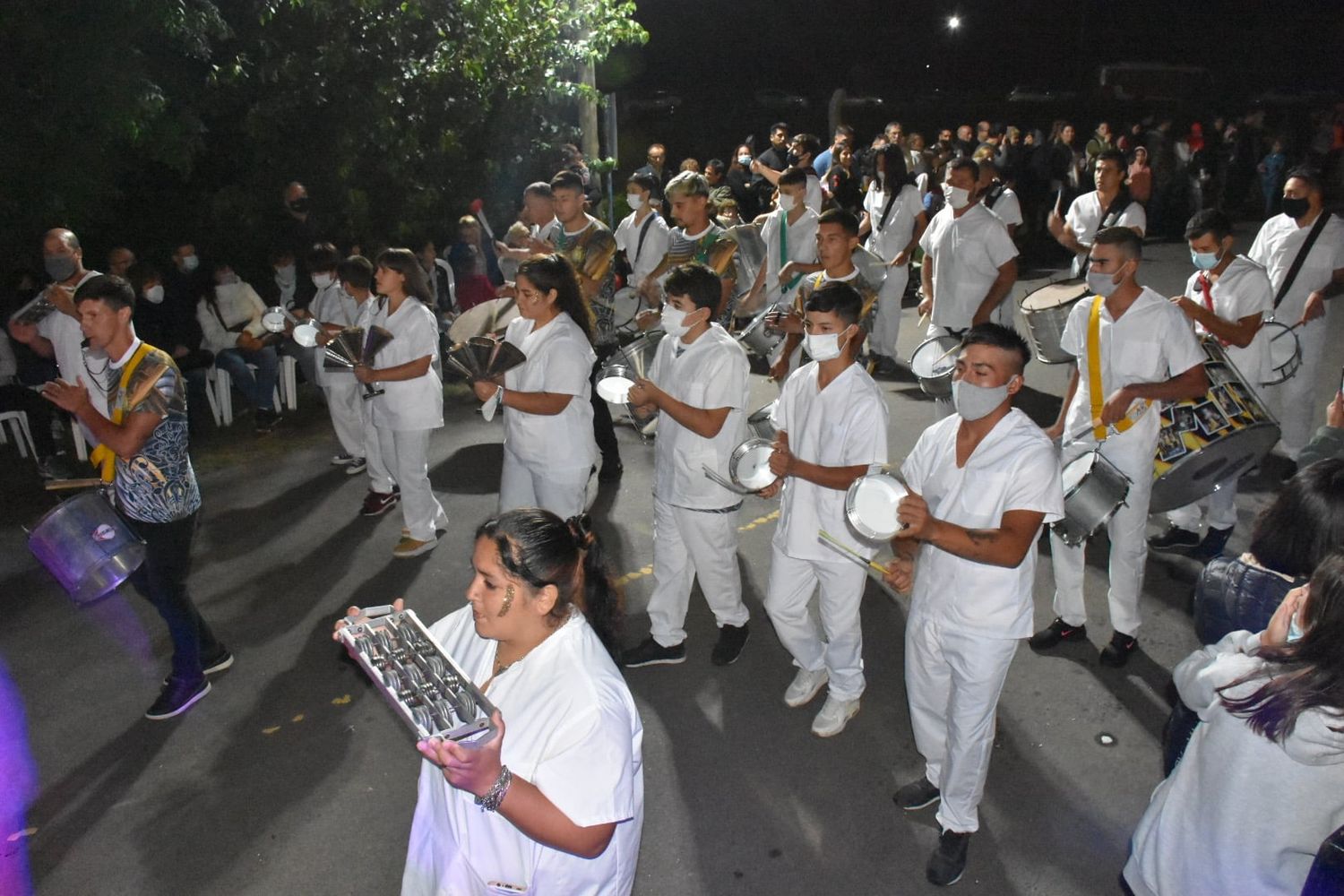 Volvió el carnaval a Chivilcoy: Una comparsa homenajeó al personal de salud por su lucha en la pandemia