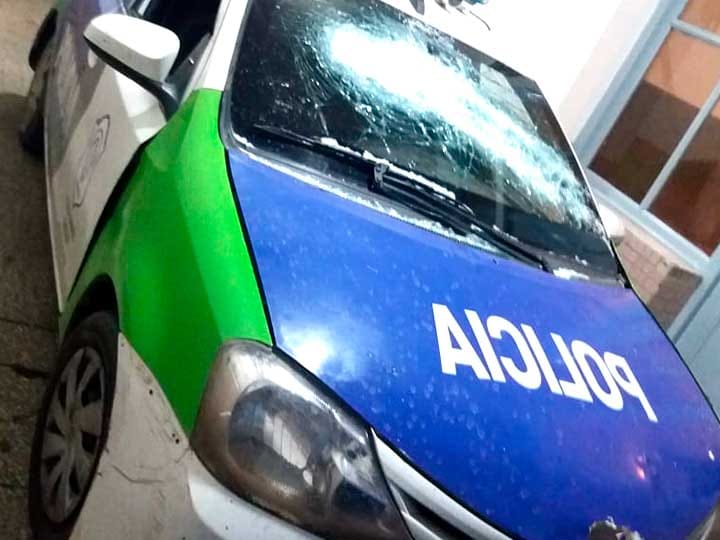 Chivilcoy: Rompieron el aislamiento para festejar un cumpleaños y agredieron a policías que intentaron impedirlo