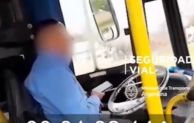 Video: chofer de línea 338 "La Costera" fue suspendido por usar el celular al volante