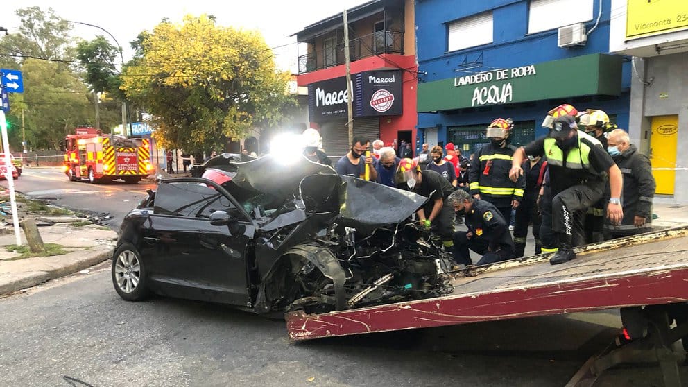 Choque fatal en Lanús: Circulaban a gran velocidad e impactaron contra una columna