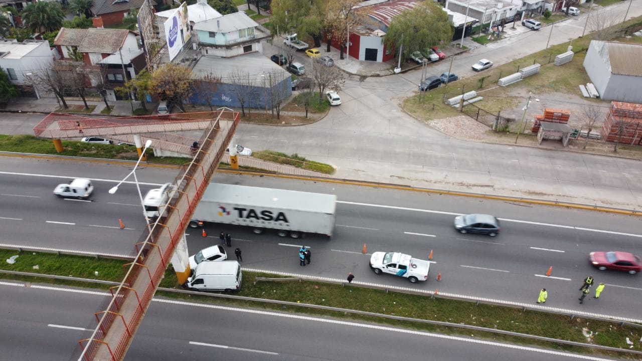 Choque fatal en Campana: Dos vehículos se estrellaron contra el puente peatonal