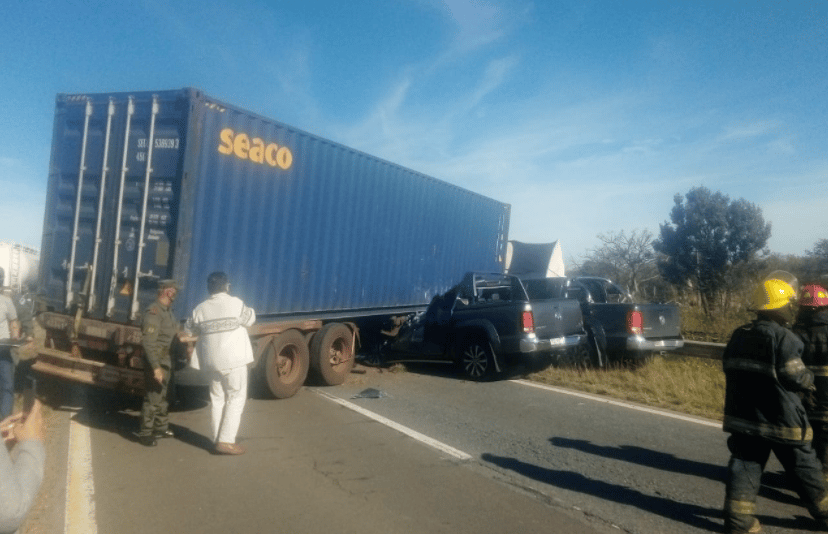 Choque fatal en ruta 12 en Campana: Dos camionetas chocaron contra un camión que se desvió