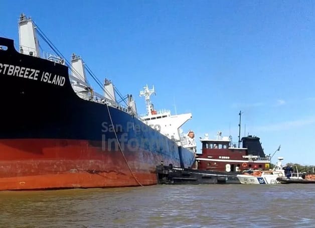 Choque de barcos en río Paraná: Prefectura evita que el derrame avance