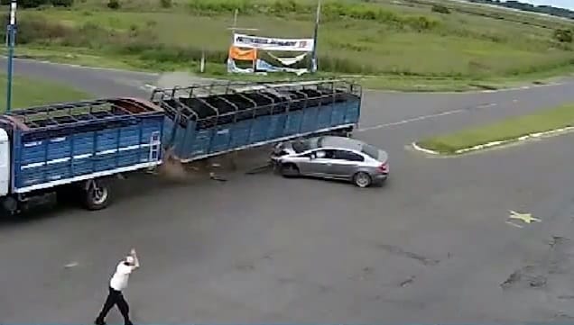 Impactante video en Bragado: Chocó contra un camión y bajó caminando