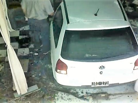 Video: Así estrelló una mujer su auto contra la empresa eléctrica en San Pedro