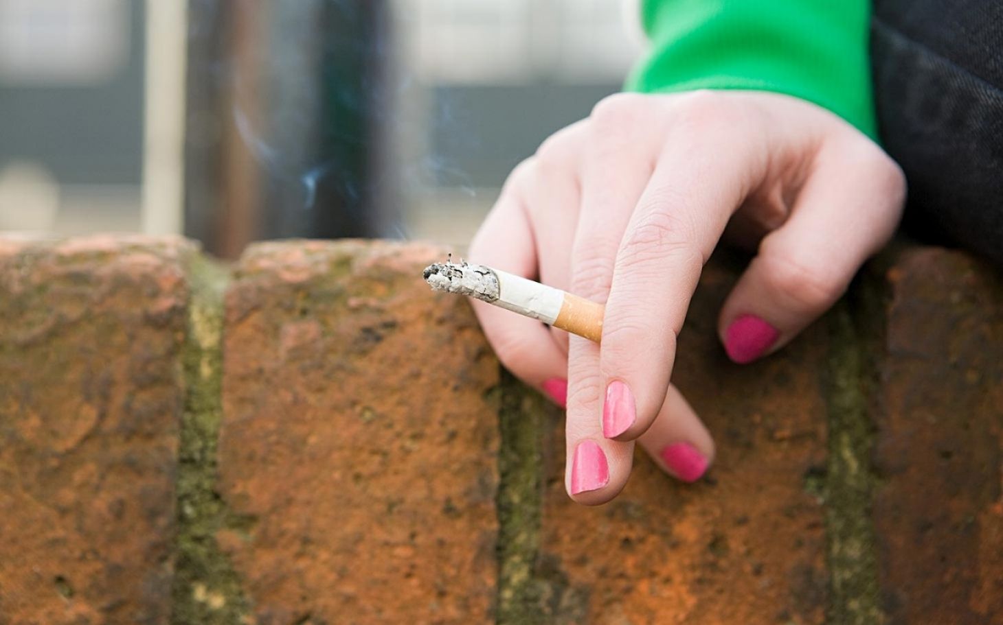 Avanza proyecto de ley que prohíbe fumar en espacios verdes en Provincia