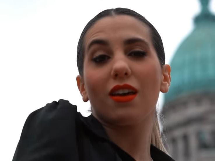Cinthia Fernández y su polémico video de cierre de campaña: Propuestas, Tita Merello y baile en portaligas frente al Congreso