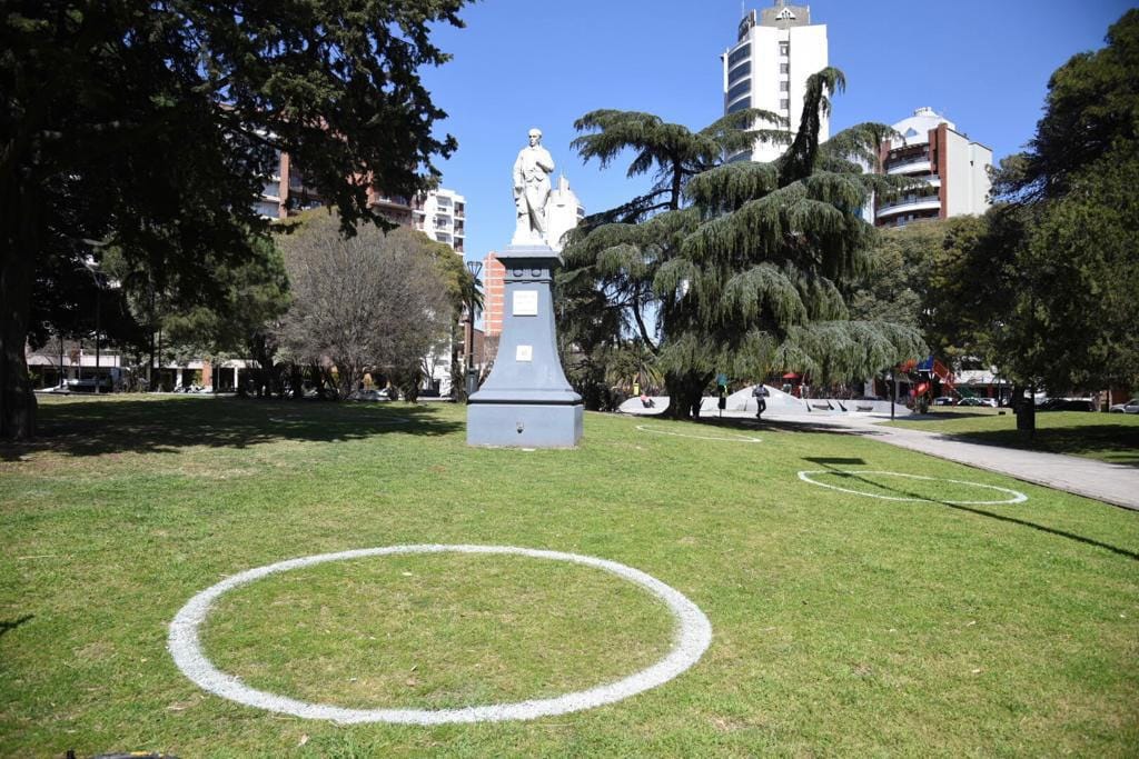Coronavirus: Pintan círculos en plazas y parques de La Plata ante la llegada de la primavera