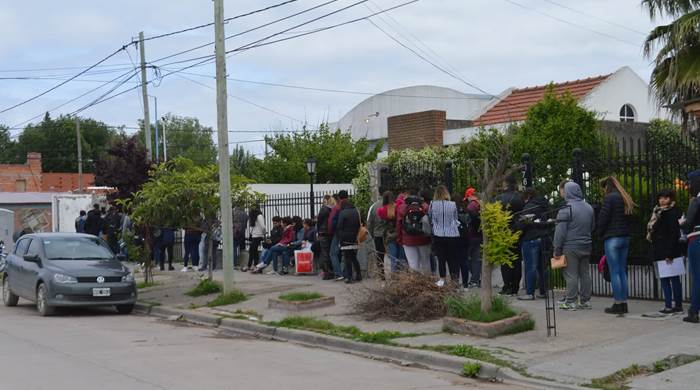 En Bahía Blanca, varias personas hicieron una cuadra de cola para un puesto de trabajo
