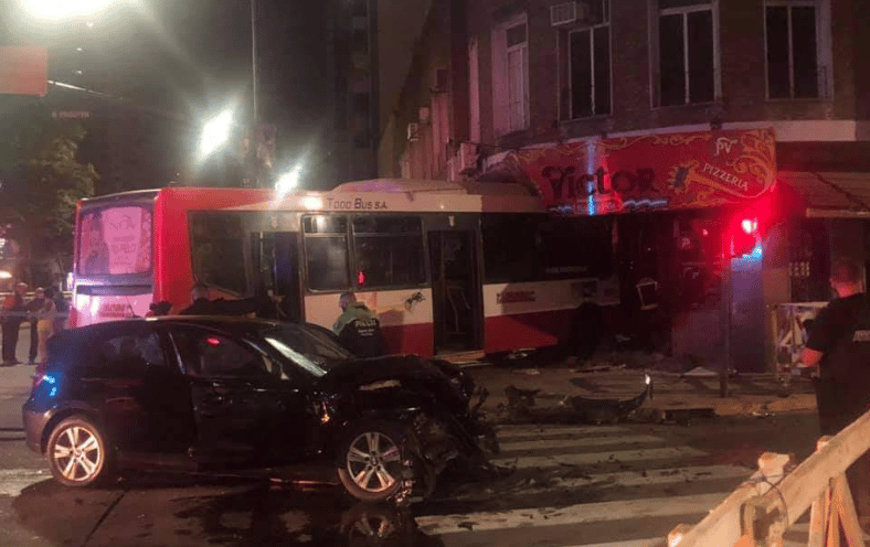 Vicente López: Colectivo se incrustó en una pizzería tras chocar con un auto que pasó en rojo